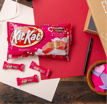 Cargar imagen en el visor de la galería, Kit Kat Valentine’s Raspberry Creme
